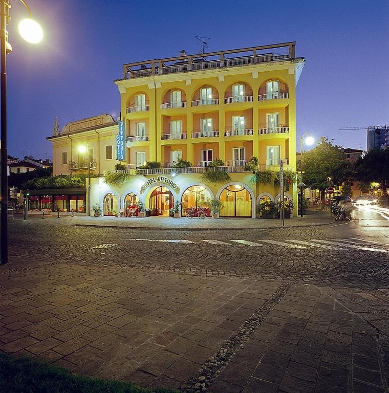 Hotel Vittorio Desenzano del Garda Exterior foto